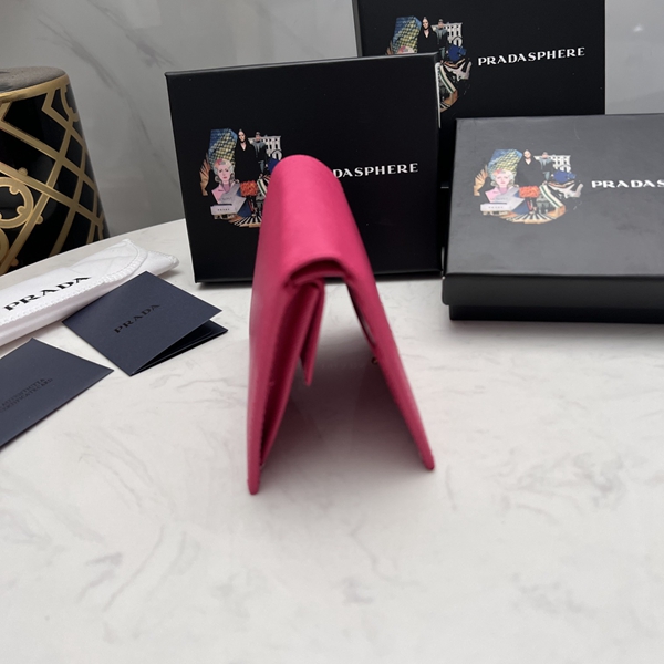 プラダ財布コピー着用イメージ